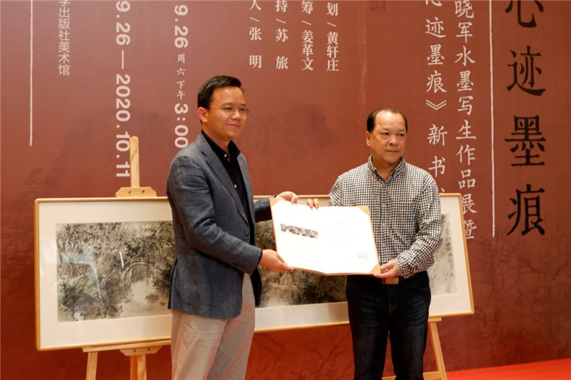 5集团公司党委副书记、总编辑汤文辉代表广西师范大学出版社集团接受白晓军先生的艺术作品捐赠.jpg