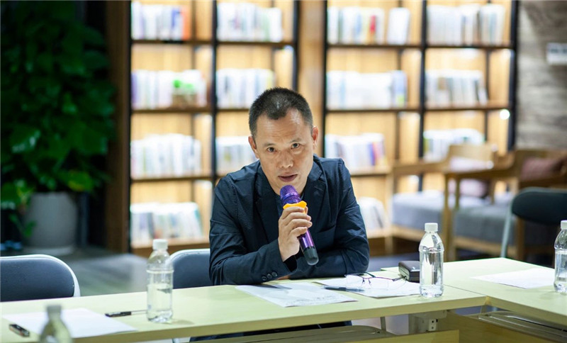 12广西师范大学美术学院院长陈兵主持研讨会.jpg