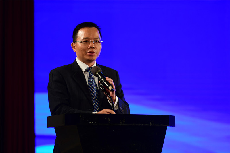 6.广西师范大学出版社集团党委副书记、总编辑汤文辉主持论坛.jpg