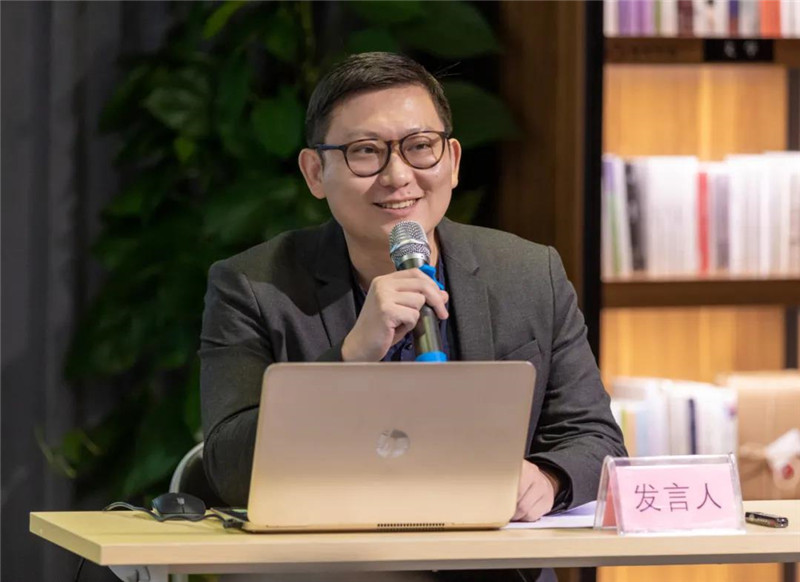 21广州美术学院中国画学院岭南画派研究中心主任、助理研究员王艾作题为《鹭之意味：陈文希创作中的离散因素——兼谈粤籍艺术家在东南亚地区的现代主义实践》的发言（黄珊虎 摄）.jpg