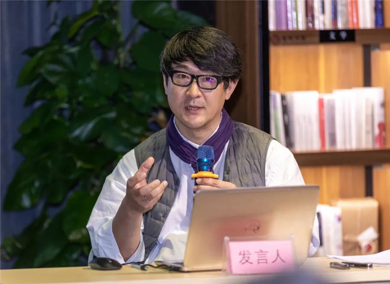 26中央美术学院美术馆学术部副主任、副研究员蔡萌作题为《业余与自娱：浅谈文人画中的两种状态》的发言（黄珊虎 摄）.jpg