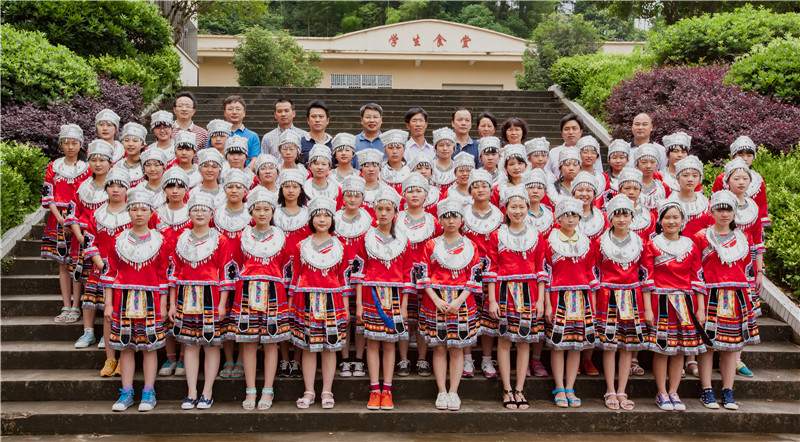 2015年6月1日，广西师大出版社领导到资源二中看望女生班的同学们.jpg.jpg