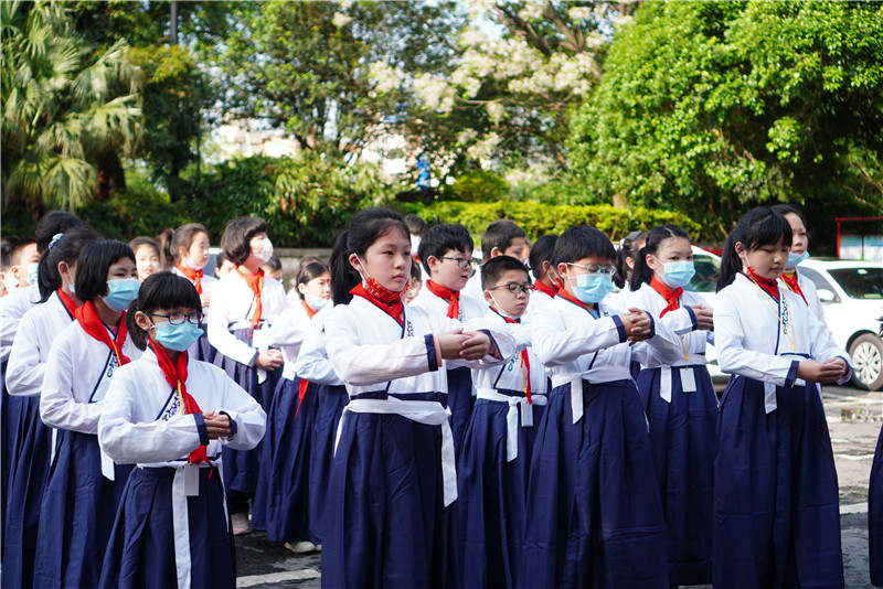 同学们在桂海碑林博物馆前穿汉服，行古礼.jpg