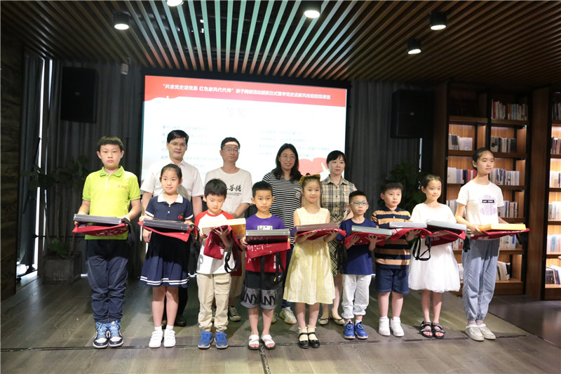 共青团桂林市委少年部部长 胡限（第二排右二）、桂林市教育局办公室副主任陈婷（第二排右一）、广西师范大学出版社集团副总裁施东毅（第二排左一）为大赛三等奖家庭代表颁奖.jpg