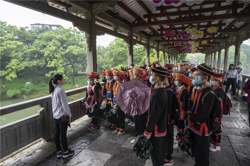 金秀“独秀班”听陈光烈士事迹介绍（李显杨摄）.jpg