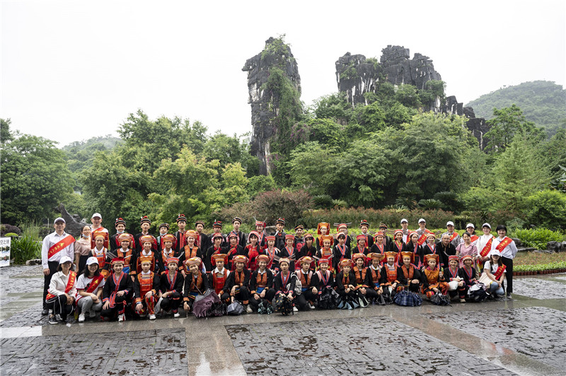 金秀“独秀班”同学与出版社自愿者在七星景区（李显杨摄）.jpg