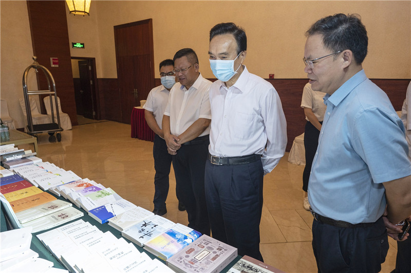 21 领导嘉宾参观广西师范大学出版社主题出版精品书展（李显杨 摄）.jpg