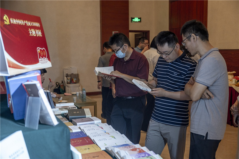 22 领导嘉宾参观广西师范大学出版社主题出版精品书展2（李显杨 摄）.jpg