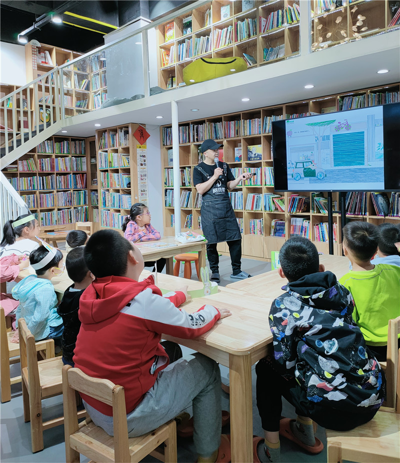 石家庄阅亮船儿童书店的老师在引导孩子们阅读绘本（小阅阅 摄）.jpg