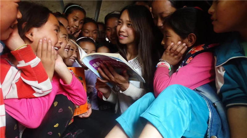 凉山的孩子们在老师的带领下阅读故事书（凉山州玛薇社工发展中心供图）.jpg