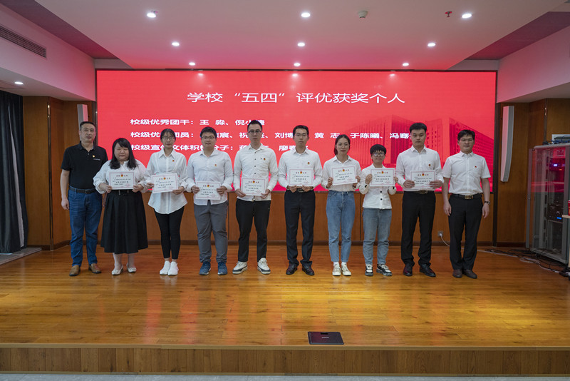 5.为学校“五四”评优先进个人颁奖_副本.jpg