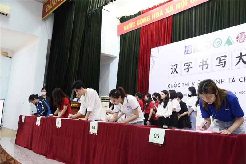 越南大中学生汉字书写大赛吸引了140名选手参与.jpg