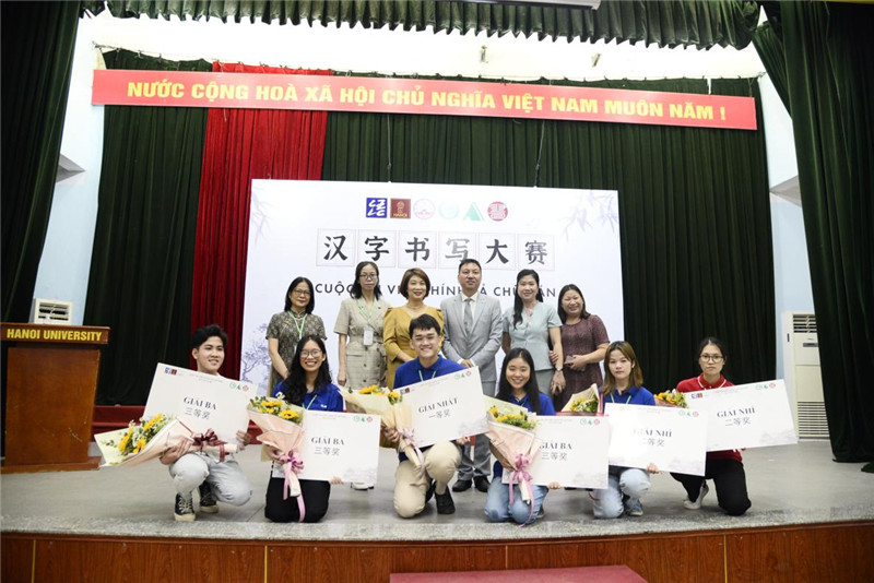 河内大学教师为汉字书写大赛获奖学生颁奖.jpg