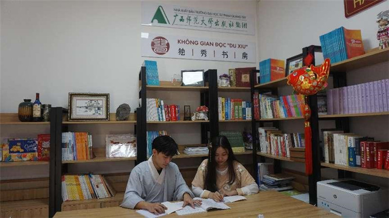 身着汉服的学生在独秀书房·越南河内大学孔院店内阅读.jpg