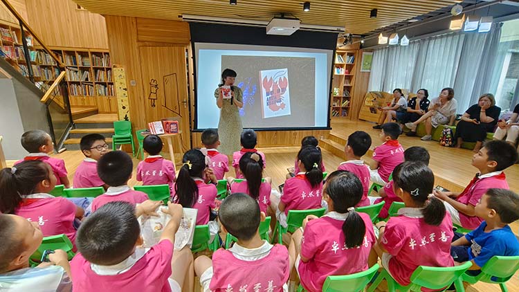 编辑段周薇给同学们分享图书《鳌虾，快跑！》 蒋琦莉摄.jpg