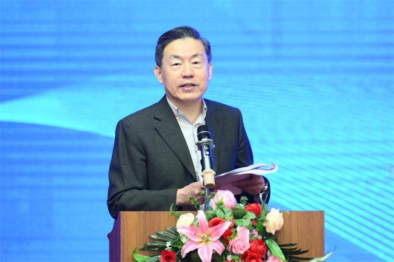 中国新闻出版研究院原副院长、第六届中国书刊发行业协会副理事长、中华出版促进会国际工委学术委员会主任委员范军主持开幕式.jpg