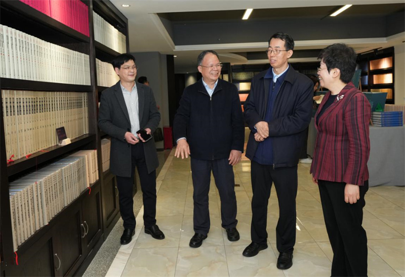 季正聚一行听取集团公司发展情况汇报 何平江 摄.jpg