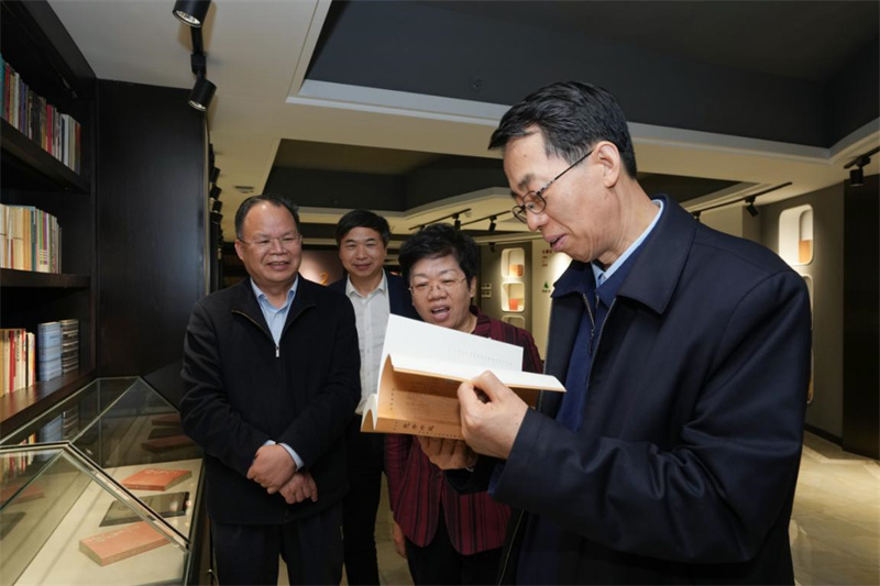 季正聚翻阅集团公司出版的代表性图书 何平江 摄.jpg