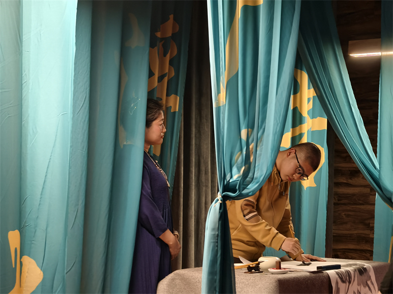 3.“星孩”董相材（右）与妈妈尹翠（左）（摄：梨落岚裳）.jpg