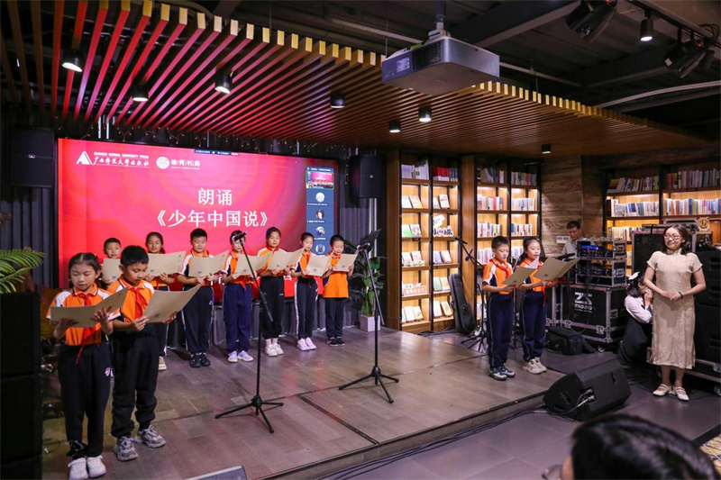 桂林市乐群小学的同学们朗诵《少年中国说》.jpg