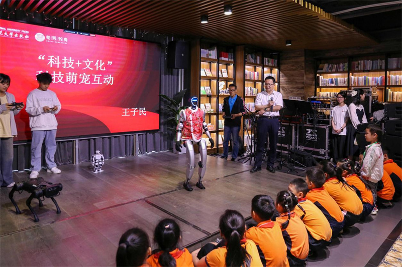 独秀书房第三批阅读导师王子民及团队带来智能机器人、机器狗与观众趣味互动.jpg