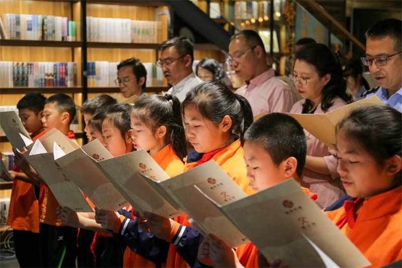 嘉宾代表、阅读导师与现场观众共同参与经典共读.jpg