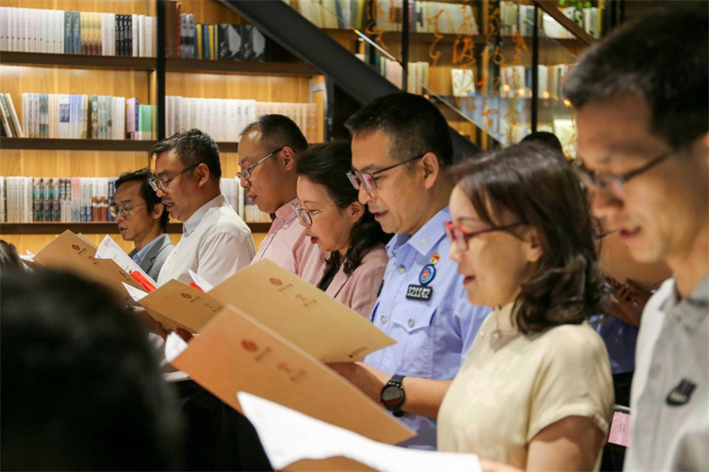嘉宾代表、阅读导师与现场观众共同参与经典共读(1).jpg