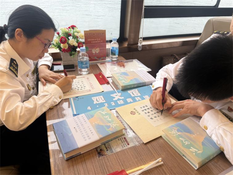 参与者挥毫泼墨，书写对漓江的热爱.jpg
