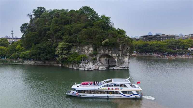 参与者齐声吟诵《桂林山水》活动现场.jpg