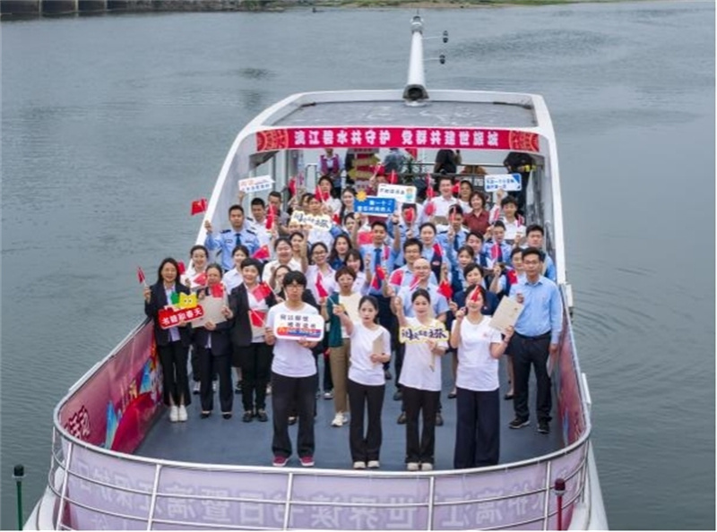 “山水共读·诗话漓江”主题活动合影.jpg