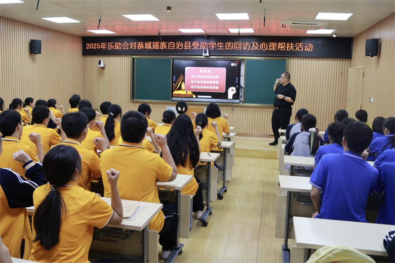 潘老师引导同学们宣誓（刘志欢 摄）.jpg