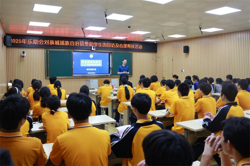 李锦文会长在恭城中学做专题讲座（刘志欢 摄）.jpg