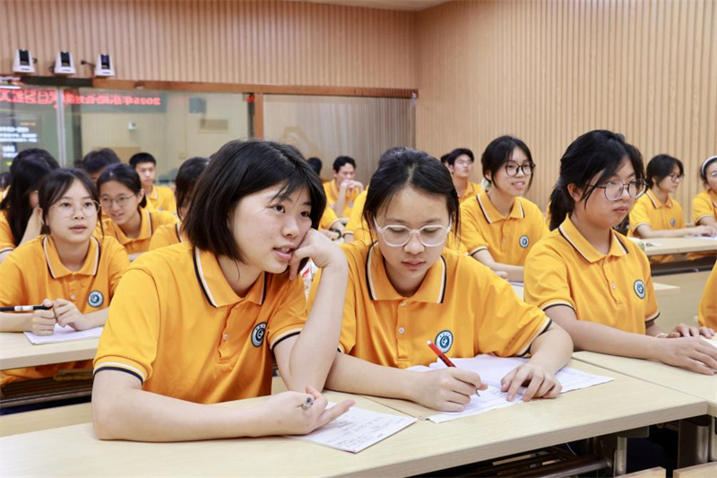 同学们在老师的引导下互动交流（刘志欢 摄）.jpg