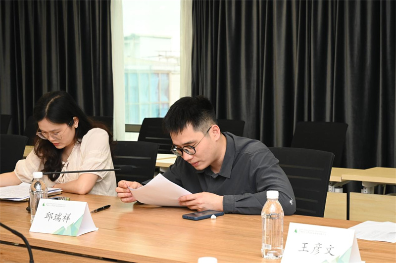 团委副书记邱瑞祥领学党的纪律建设相关内容.jpg