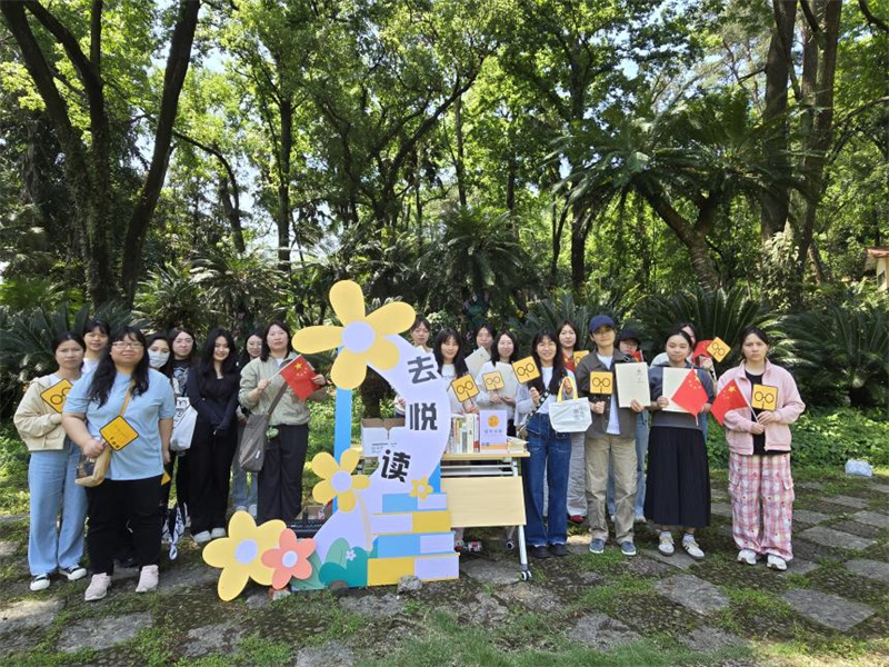 集团公司团员青年合影展示“青年书单”文创.jpg