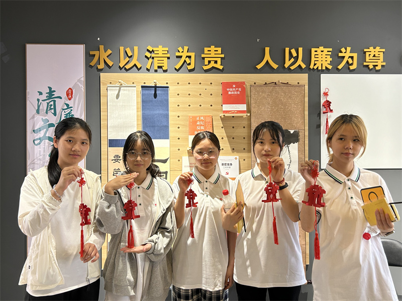 5.同学们在“独秀清廉活动室”完成“党”字非遗剪纸.jpg