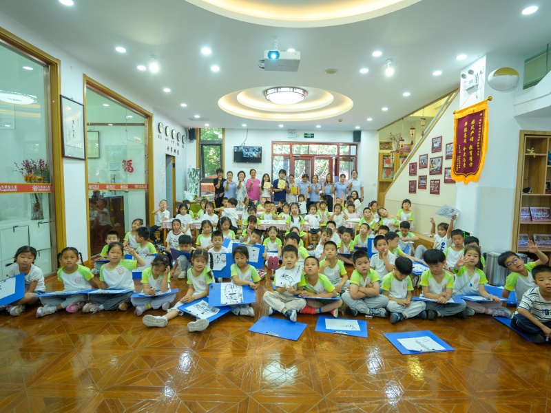 幼儿园活动合影.jpg 幼儿园活动合影.jpg