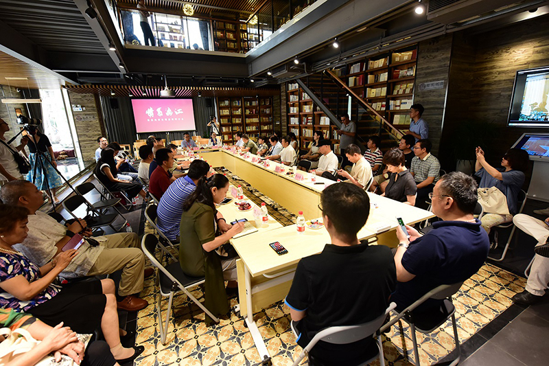 “情系漓江”徐悲鸿师生精品展学术讨会现场（李显杨摄）.JPG