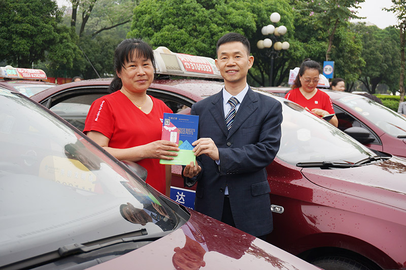 广西师范大学出版社集团党委副书记、纪委书记何广寿为“的姐”赠书（欧惠兰摄）.jpg