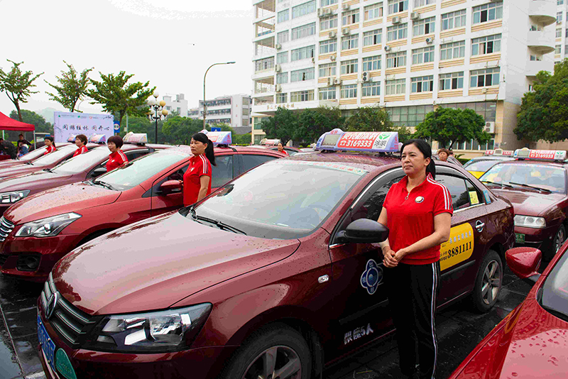 桂林市出租车协会“巾帼车队”（李显杨摄）.jpg