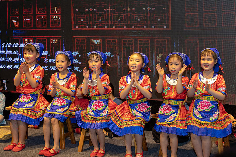 联盟成员单位广西师范大学实验幼儿园学生表演《桂林童谣》 黄珊虎 摄.jpg