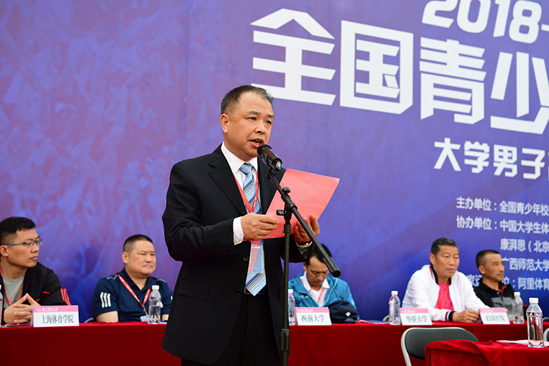 广西师范大学党委副书记赵铁主持开幕式（李显杨 摄）.JPG