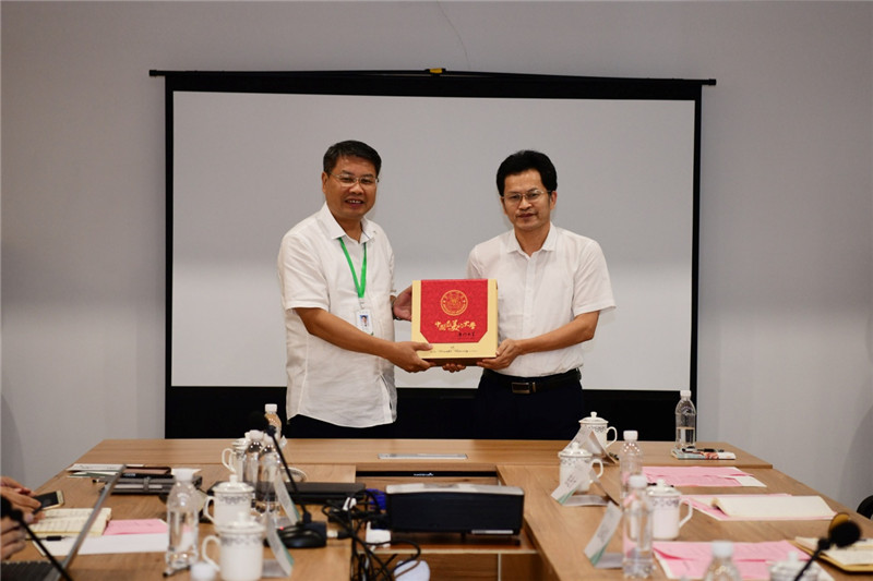 赠书仪式 李显杨 摄_副本.jpg