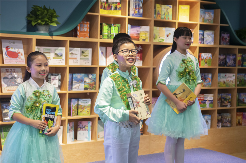 卓然小学学生现场表演诗歌朗诵《一路书香，一路阳光》2（李显杨摄）.jpg