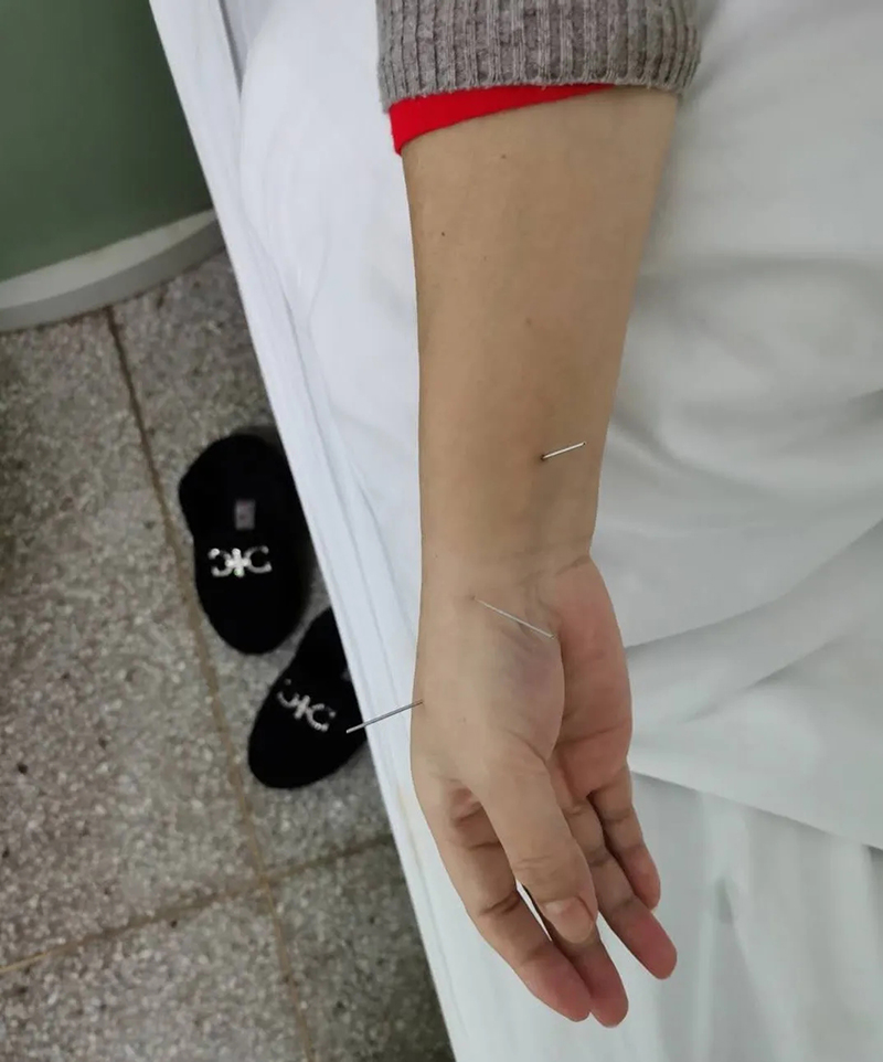 刘力红对患者展开中医治疗800（图片来源：同有三和基金会）.jpg