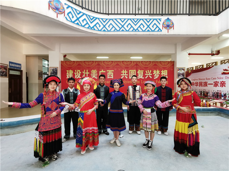 百色民族高级中学学生身穿少数民族服饰，分别用代表方言解读诗歌《绣袈裟衣缘》（黄立情 摄）.jpg