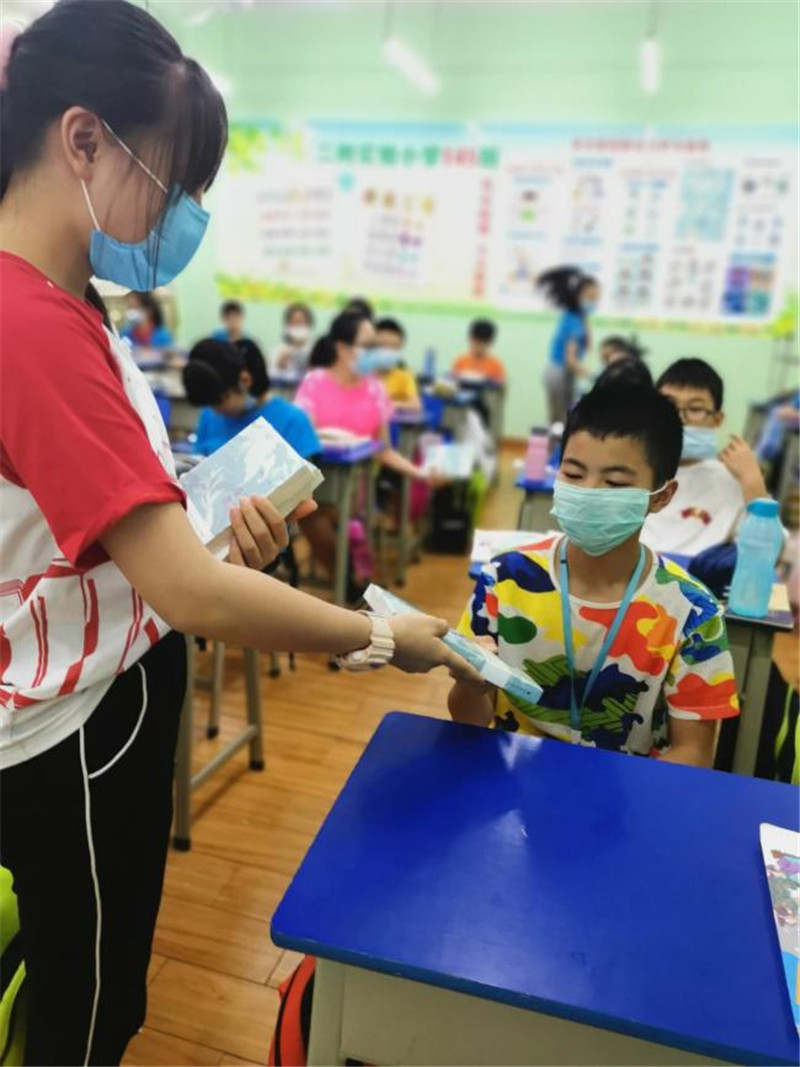 《花间物事》派发到各班同学手中.jpg