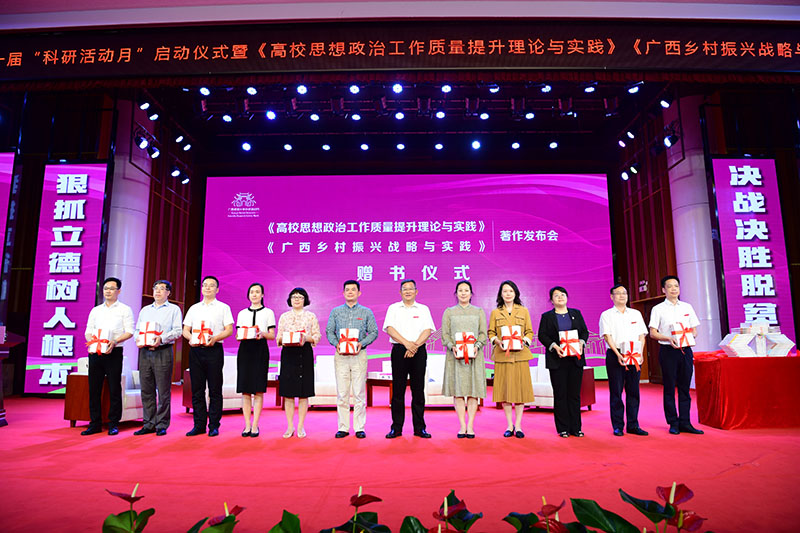 5邓军书记为部分单位负责人赠送书籍（李显杨 摄）.JPG