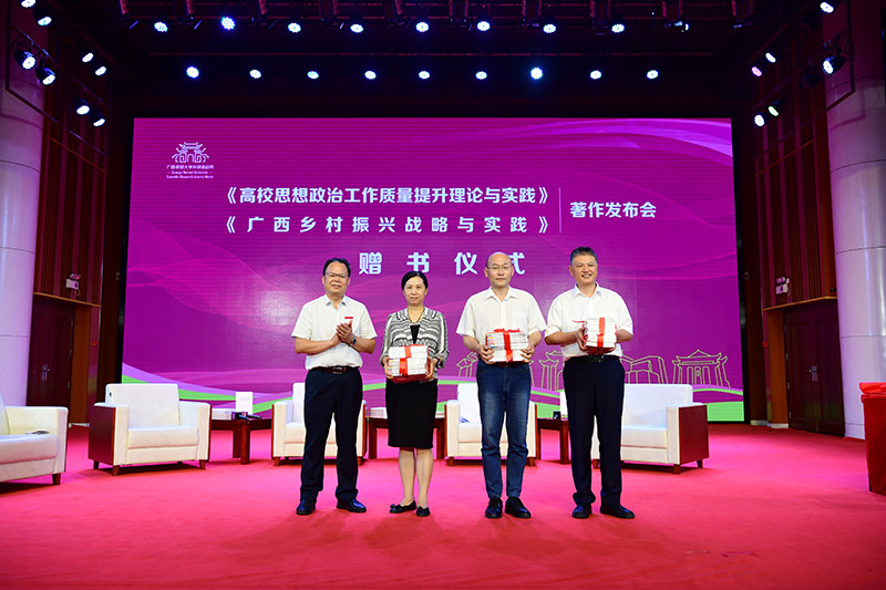 7出版社集团负责人为相关图书馆代表赠书（李显杨 摄）.JPG