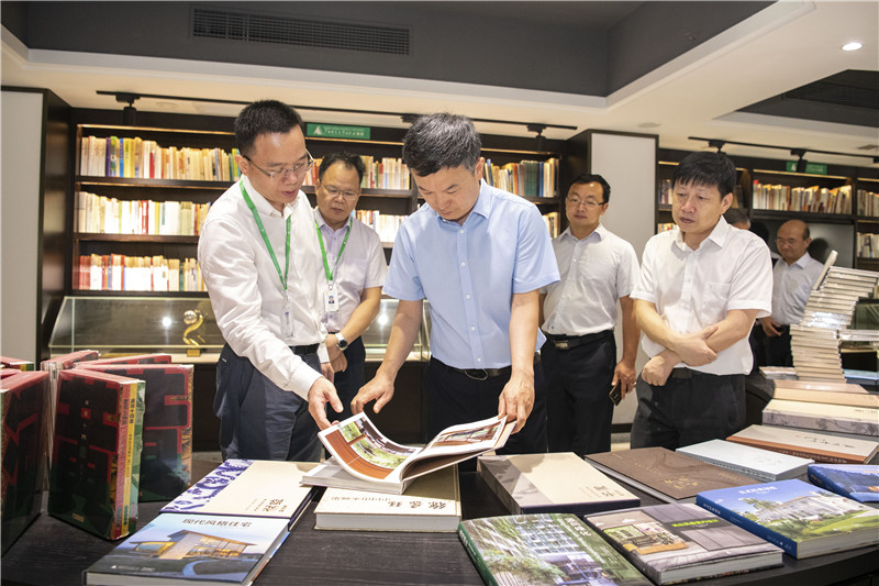 08 考察社史馆（李显杨 摄）.jpg